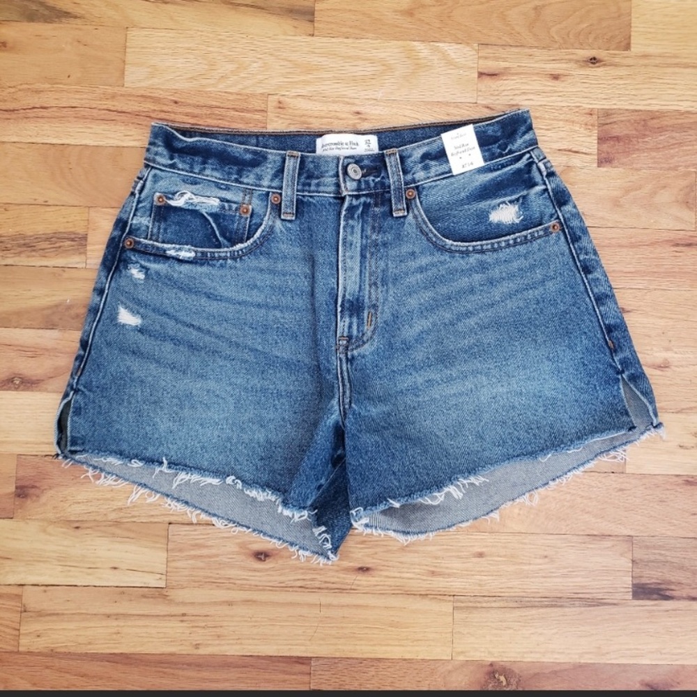 Abercrombie and Fitch Mid-Rise Boyfriend shorts 27/4